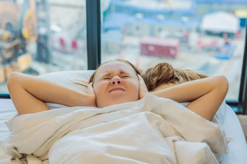 Jak pozycja podczas snu może powodować chrapanie